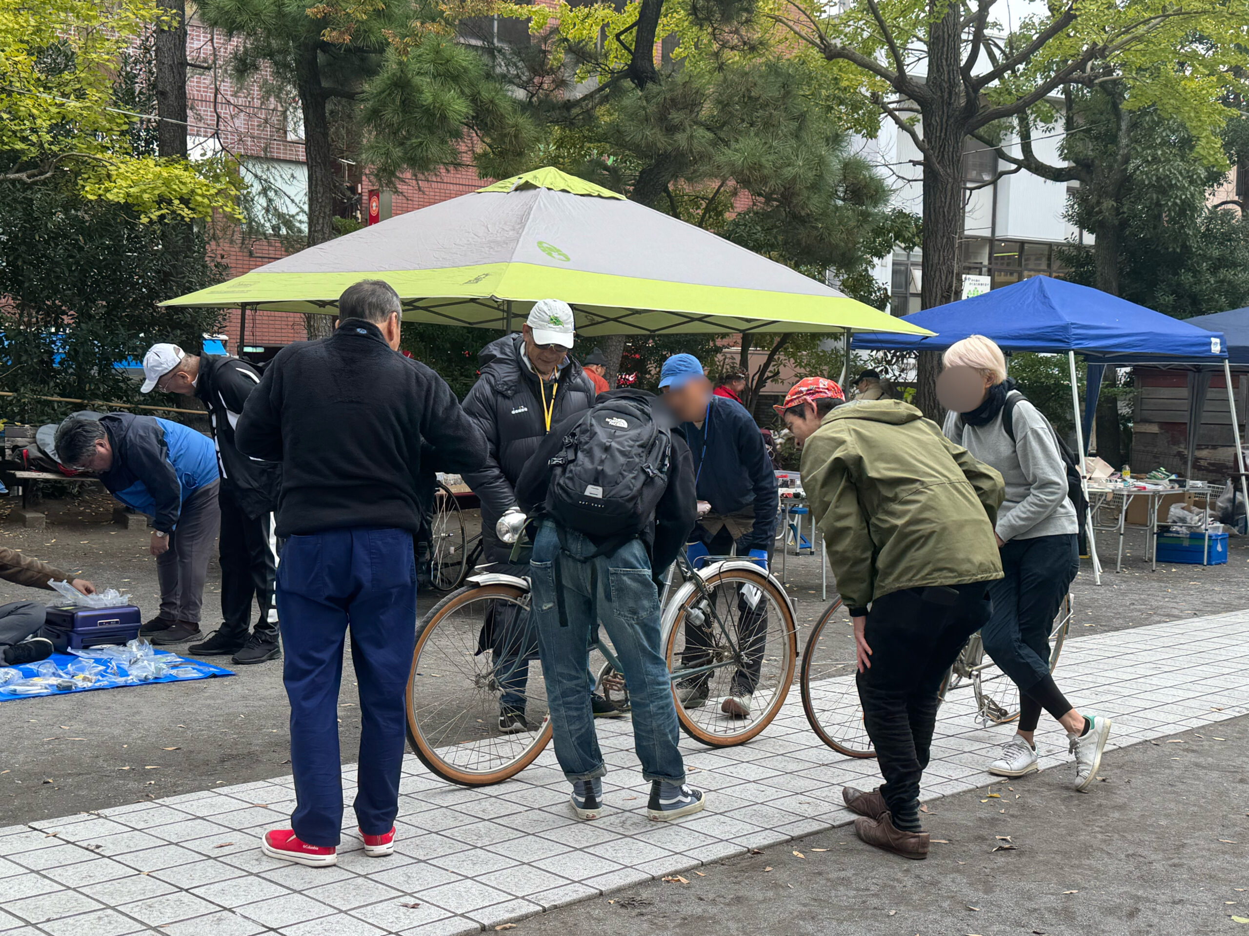 ライドイベントの際中、珍しい自転車で来られた方がいらっしゃり、興味津々で眺める出展者さんたち。