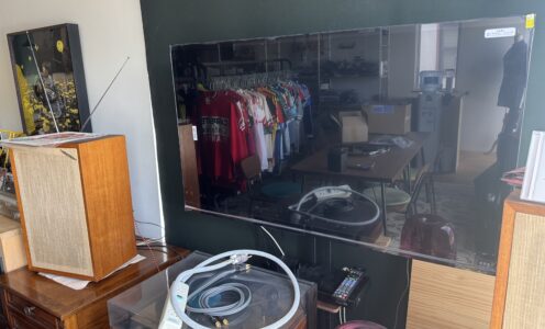 大型テレビを設置しました。